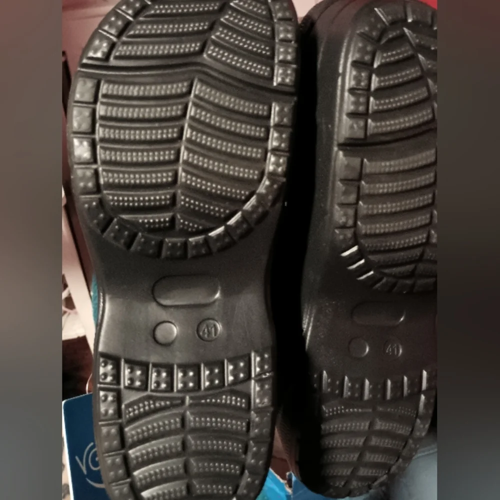 Crocs - Picture 2 of 8